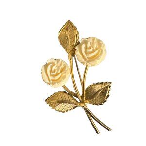 💖Vintage Gold Tone Brooch With Carved Cream Roses Floral Design Jewelry